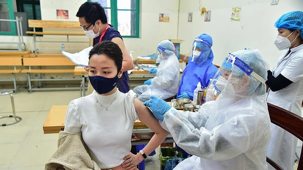 Trong 2 ngày 6-7/1/2022, quận Hoàn Kiếm (Hà Nội) tổ chức tiêm vaccine phòng Covid-19 mũi 3 cho các đối tượng ưu tiên và người dân trên địa bàn. (Ảnh: THÀNH ĐẠT) 