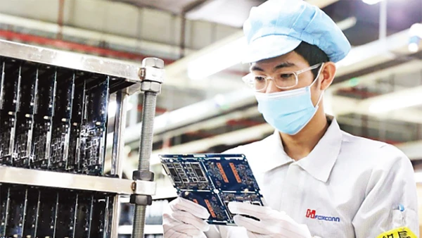 Công nhân Công ty Fuhong, Khu công nghiệp Quang Châu (Bắc Giang) trở lại làm việc sau thời gian chống dịch Covid-19. 