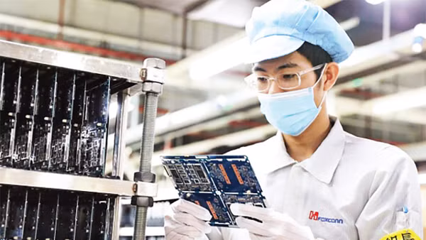 Công nhân Công ty Fuhong, Khu công nghiệp Quang Châu (Bắc Giang) trở lại làm việc sau thời gian chống dịch Covid-19. 
