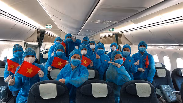 Tổ bay Vietnam Airlines trước khi khởi hành chuyến bay hồi hương cho công dân Anh từ Việt Nam và cho công dân Việt Nam từ Anh về nước. Nguồn: VNA