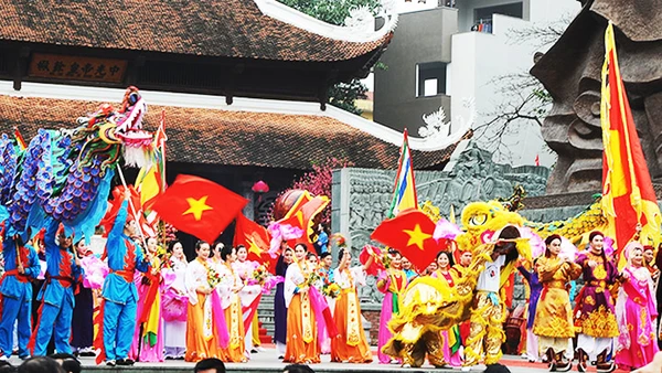 Chào năm mới. Ảnh: HẢI NAM