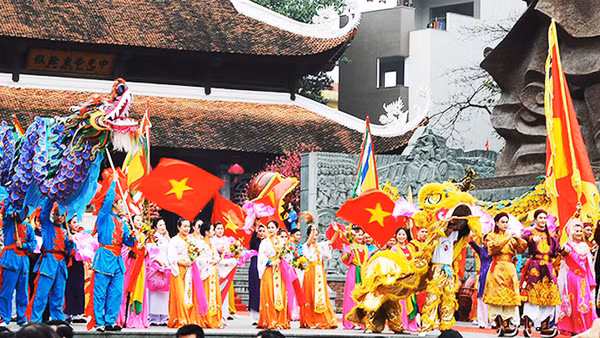 Chào năm mới. Ảnh: HẢI NAM