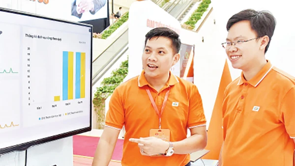 Tập đoàn FPT giới thiệu hệ thống quản lý chính quyền số tại Diễn đàn cấp cao Đô thị thông minh ASEAN 2020. Ảnh: Đức Anh
