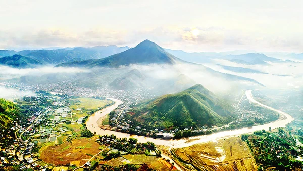 Thị trấn huyện Sông Mã dưới núi Pu Nhi, bên dòng sông Mã. Ảnh: ĐỨC TUẤN