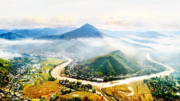 Thị trấn huyện Sông Mã dưới núi Pu Nhi, bên dòng sông Mã. Ảnh: ĐỨC TUẤN