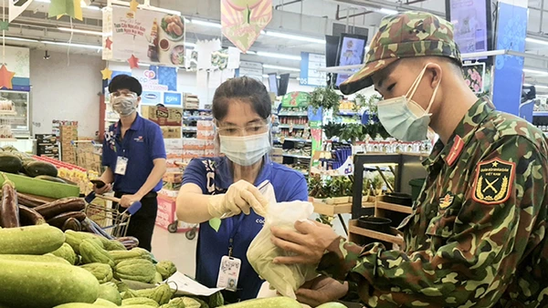 Các chiến sĩ bộ đội cùng nhân viên Saigon Co.op đi chợ giúp dân trong tâm dịch TP Hồ Chí Minh, thời điểm tháng 8/2021.