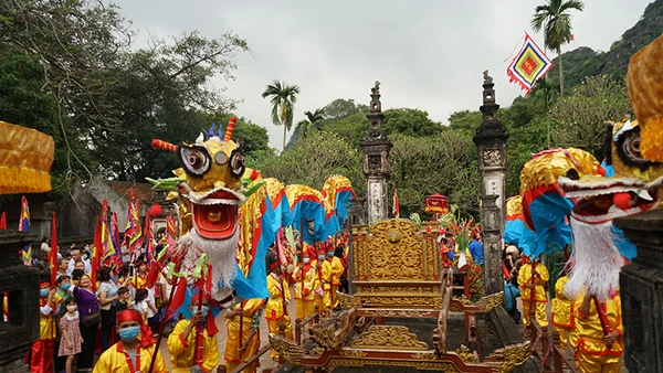 Biểu tượng rồng thể hiện quyền lực của triều đại nhà Đinh được tái hiện trong lễ hội Hoa Lư (Ninh Bình).