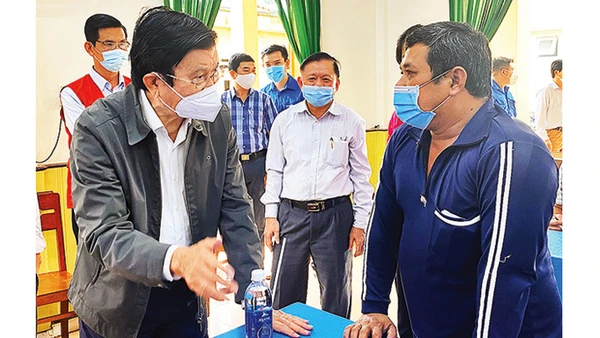 Nguyên Chủ tịch nước Trương Tấn Sang ân cần trao đổi với ngư dân tại Bình Định.