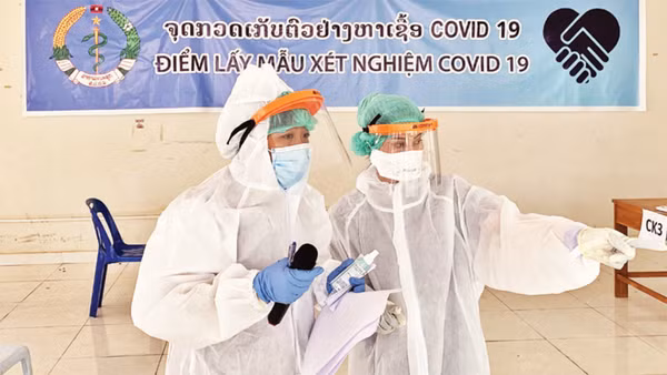 Bà Huyền (trái) tại một điểm xét nghiệm Covid-19. 