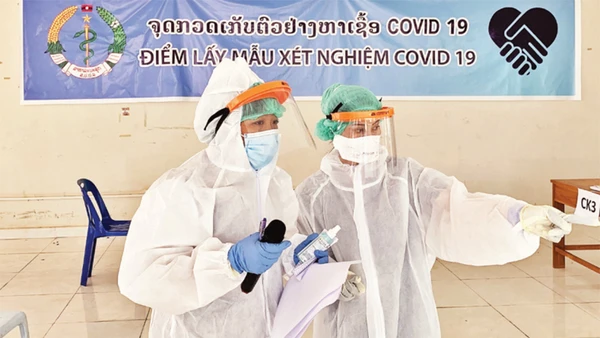 Bà Huyền (trái) tại một điểm xét nghiệm Covid-19. 