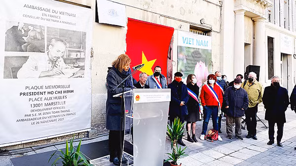 Bà Lydia Samarbakhsh phát biểu ý kiến tại buổi lễ.