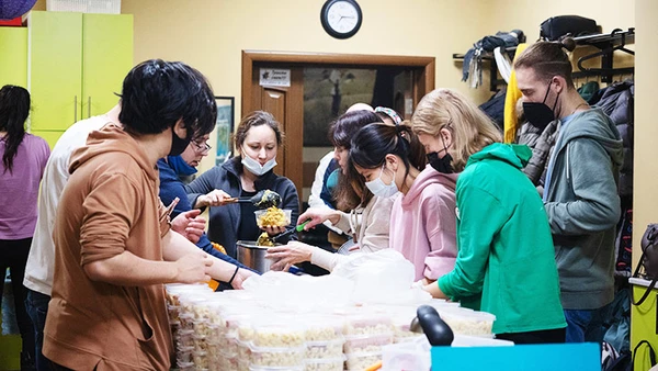 Thành viên nhóm Lyubov cùng người bản địa chuẩn bị suất ăn tặng người vô gia cư.