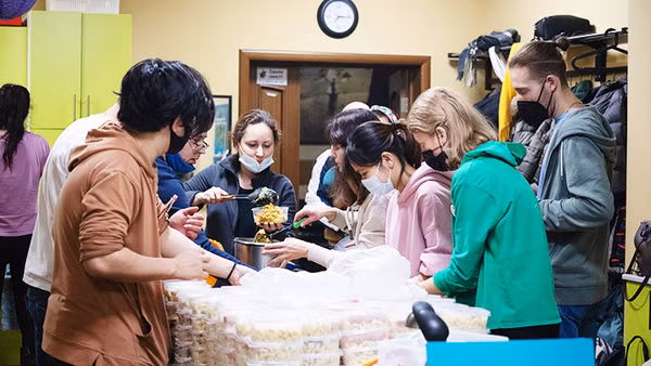 Thành viên nhóm Lyubov cùng người bản địa chuẩn bị suất ăn tặng người vô gia cư.