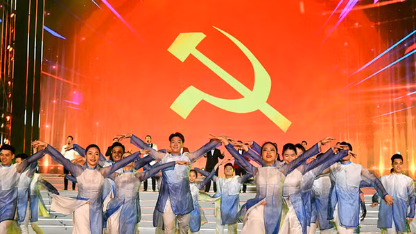 Múa hát mừng Đảng, mừng Xuân.