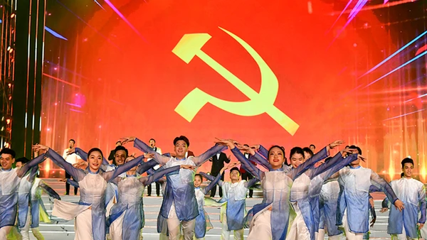 Múa hát mừng Đảng, mừng Xuân.