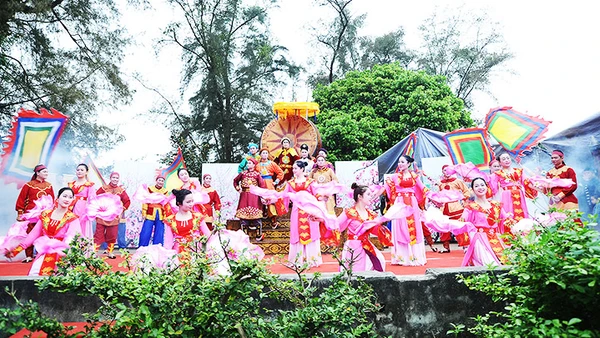 Nghệ sĩ Nhà hát tuồng Việt Nam diễn cảnh Vua Ngô Quyền đại phá quân Nam Hán.Ảnh: SONG ANH