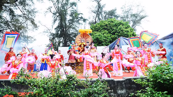 Nghệ sĩ Nhà hát tuồng Việt Nam diễn cảnh Vua Ngô Quyền đại phá quân Nam Hán.Ảnh: SONG ANH