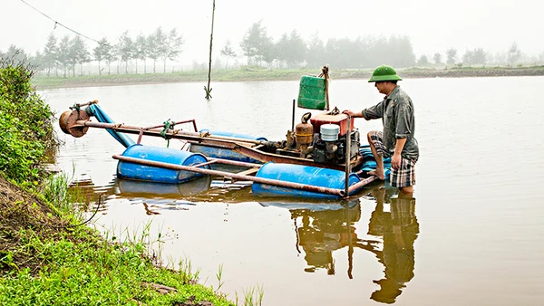 Công việc thường ngày bền bỉ và bình dị trên đồng nước quê hương. Ảnh: VĂN MAI