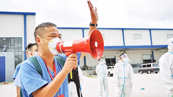 PGS, TS, bác sĩ Nguyễn Lân Hiếu chỉ đạo phòng, chống dịch tại Bình Dương.Ảnh: Thu Vân