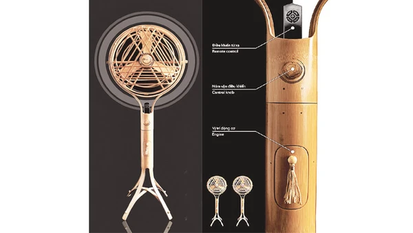 Nhà thiết kế trẻ Nguyễn Huỳnh Nam và chiếc quạt tre do anh thiết kế.