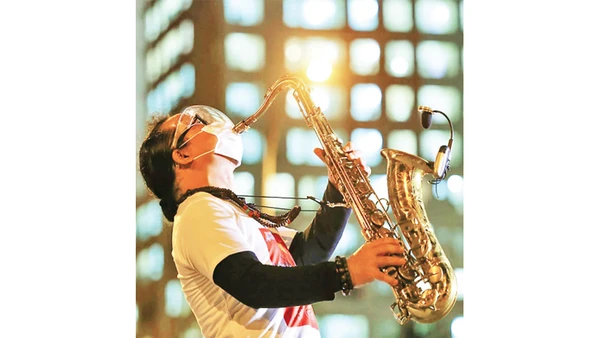 Nghệ sĩ saxophone Trần Mạnh Tuấn biểu diễn tại Bệnh viện dã chiến thu dung số 3 TP Hồ Chí Minh. Ảnh: Quỳnh Hoa 