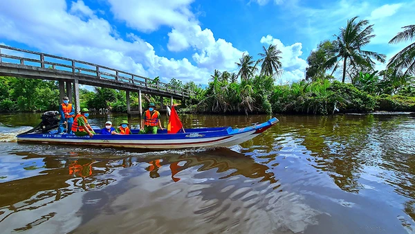 Hoạt động tuần tra, giám sát đường thủy ở vùng giáp ranh thuộc huyện Thới Bình, Cà Mau.