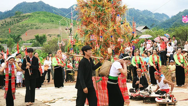 Lễ hội Rừng Thông bản Áng, xã Đông Sang, huyện Mộc Châu. Ảnh: Đức Tuấn