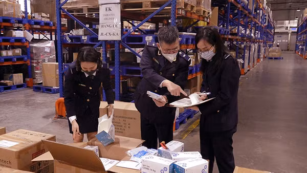 Lực lượng hải quan kiểm tra lô hàng bộ xét nghiệm nhanh Covid-19 vận chuyển từ Hàn Quốc về Việt Nam qua sân bay quốc tế Nội Bài. (Ảnh MINH CHIẾN)