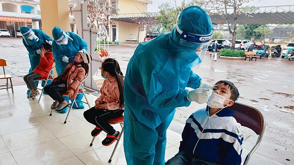 Test nhanh Covid-19 cho học sinh tiểu học ở huyện Thạch Hà, tỉnh Hà Tĩnh. (Ảnh KHẮC MAI)