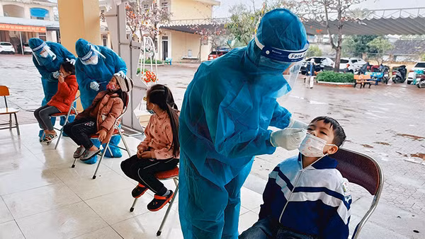 Test nhanh Covid-19 cho học sinh tiểu học ở huyện Thạch Hà, tỉnh Hà Tĩnh. (Ảnh KHẮC MAI)