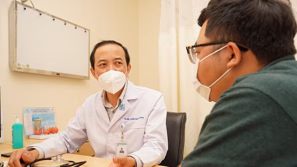 Bác sĩ tư vấn cho bệnh nhân béo phì. (Ảnh: M.T)