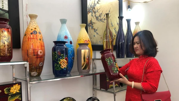 Khách hàng tham quan sản phẩm sơn mài Hạ Thái, một sản phẩm OCOP của huyện Thường Tín, Hà Nội.