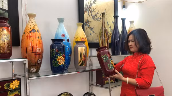 Khách hàng tham quan sản phẩm sơn mài Hạ Thái, một sản phẩm OCOP của huyện Thường Tín, Hà Nội.