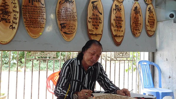 Dzũ Kha, người giữ lửa thơ Hàn.