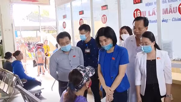 Đoàn công tác của HĐND TP Hà Nội khảo sát thực hiện Quy tắc ứng xử tại Bệnh viện đa khoa Hoài Đức.