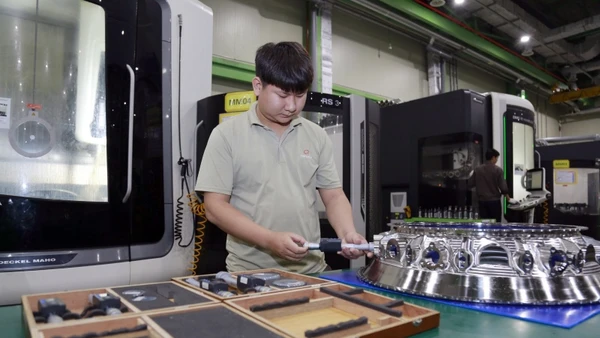 Sản xuất các bộ phận và linh kiện của động cơ máy bay tại Nhà máy Hanwha Aero Engines Việt Nam - doanh nghiệp có vốn đầu tư nước ngoài tại Khu công nghệ cao Hòa Lạc.