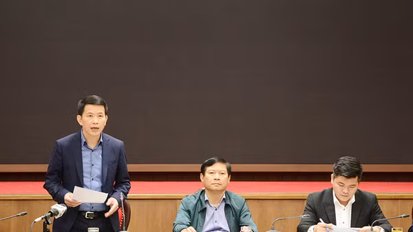 Chủ tịch UBND quận Hoàn Kiếm Phạm Tuấn Long phát biểu tại buổi giao ban báo chí chiều 1-12.