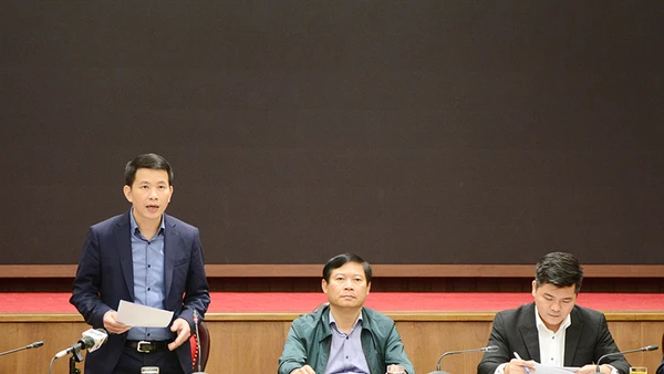 Chủ tịch UBND quận Hoàn Kiếm Phạm Tuấn Long phát biểu tại buổi giao ban báo chí chiều 1-12.