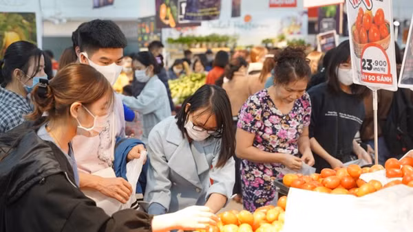 Người tiêu dùng mua sắm thực phẩm tại siêu thị Big C Thăng Long.