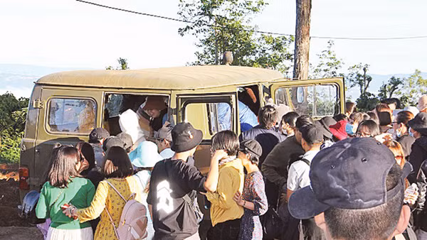 Du khách chen nhau lên chiếc xe hết niên hạn sử dụng tại một điểm du lịch chui ở Đà Lạt (Lâm Đồng). Ảnh | Khắc Lịch