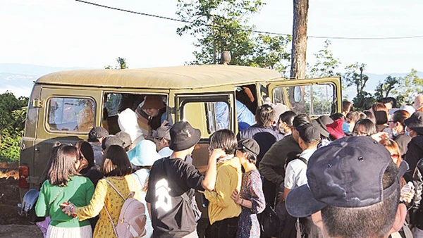 Du khách chen nhau lên chiếc xe hết niên hạn sử dụng tại một điểm du lịch chui ở Đà Lạt (Lâm Đồng). Ảnh | Khắc Lịch