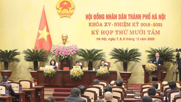 Chủ tịch HĐND TP Hà Nội phát biểu tại phiên chất vấn.