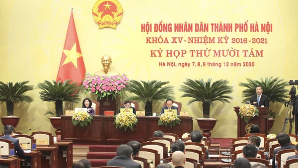 Chủ tịch HĐND TP Hà Nội phát biểu tại phiên chất vấn.