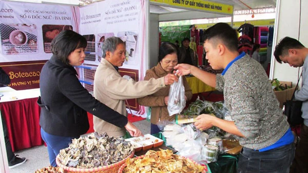 Người tiêu dùng mua sắm hàng hóa tại Hội chợ Vàng khuyến mại.