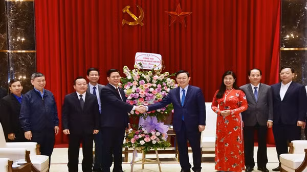 Đồng chí Vương Đình Huệ tiếp Đoàn đại biểu Thường trực Ban Trị sự Tổng hội Hội thánh Tin lành Việt Nam (miền bắc).