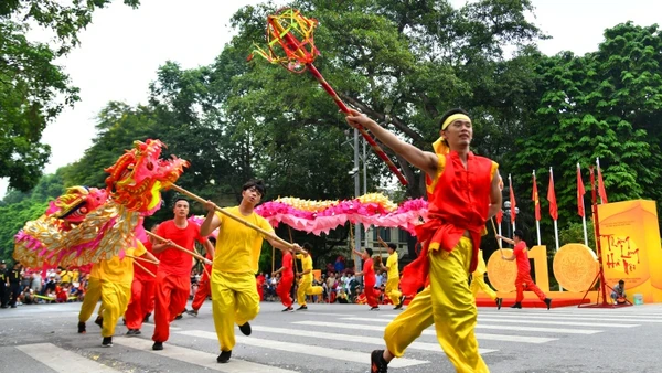 Tổ chức tốt các hoạt động văn hóa để thu hút khách du lịch là một trong những giải pháp lấy lại đà tăng trưởng của thành phố Hà Nội trong năm 2021 và những năm tiếp theo.