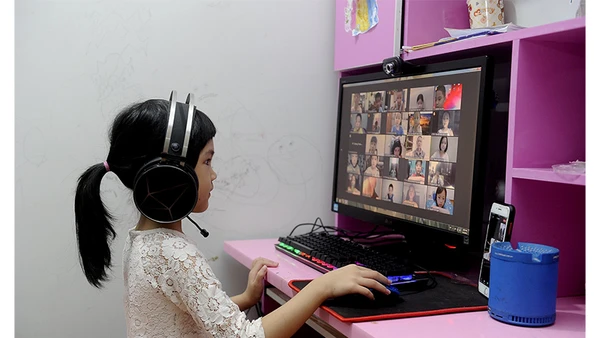 Nhóm học sinh lớp 1 chịu tác động nhiều nhất khi phải học trực tuyến do ảnh hưởng của dịch. Ảnh: Thanh Trúc