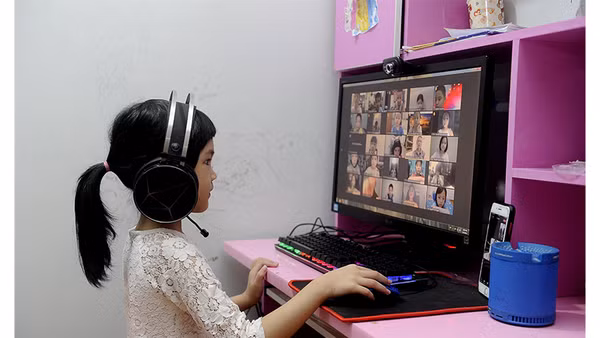 Nhóm học sinh lớp 1 chịu tác động nhiều nhất khi phải học trực tuyến do ảnh hưởng của dịch. Ảnh: Thanh Trúc