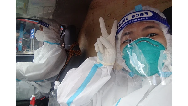 Với bác sĩ Nguyễn Đặng Phương Ngọc, tình người trước lằn ranh sinh tử thật cao quý, vậy nên giúp đỡ người khác cũng chính là giúp bản thân mình.