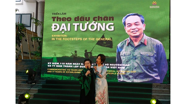 Tác giả Nguyễn Thị Mỹ Dung song ca cùng ca sĩ Mỹ Linh tại lễ khai mạc triển lãm. Ảnh: Ngọc Diệp